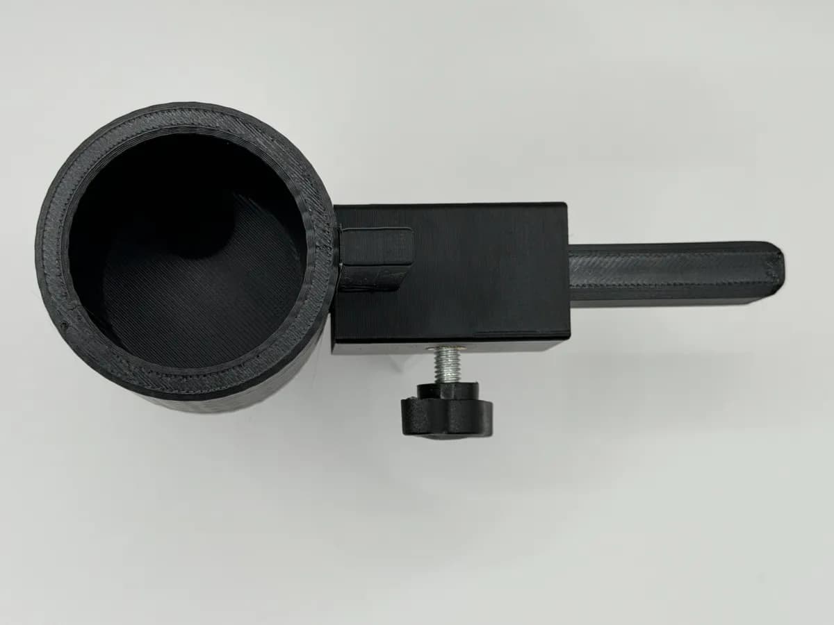 Vue rapprochée de l'outil de réglage Citroën 2CV adapté au moyeu