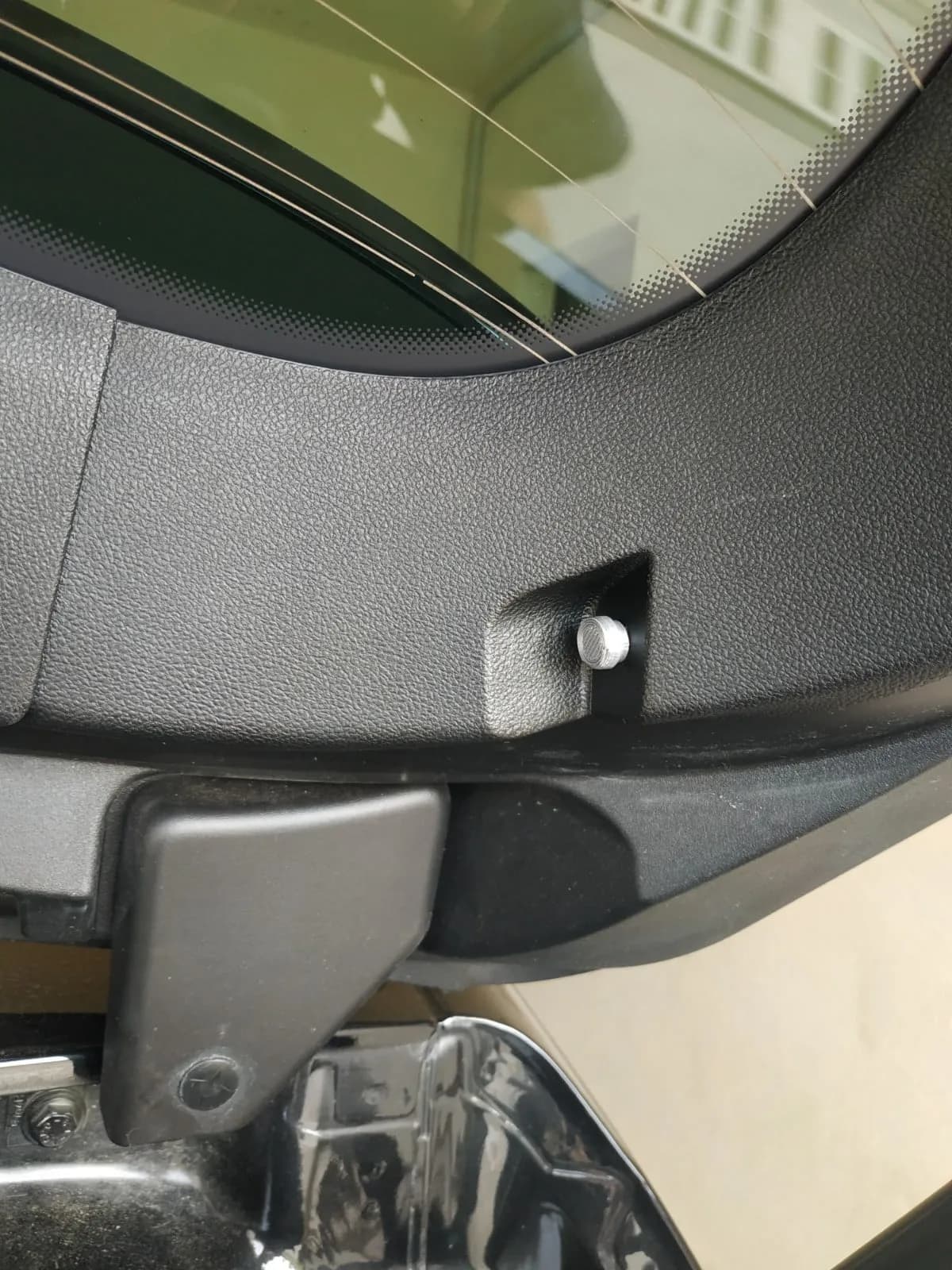 Clip de coffre Renault noir intégré dans le panneau