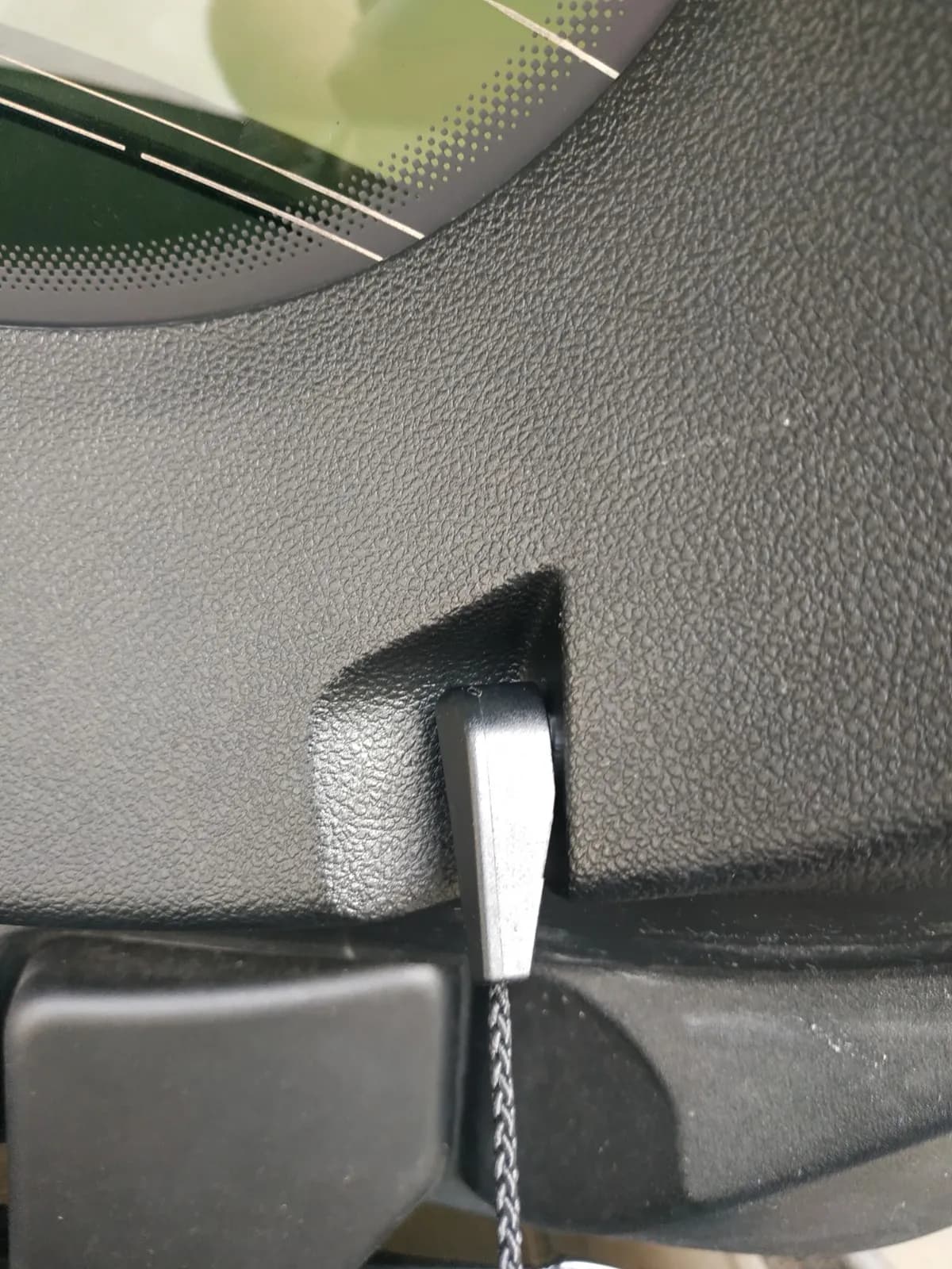 Clip de coffre Renault prêt à être installé