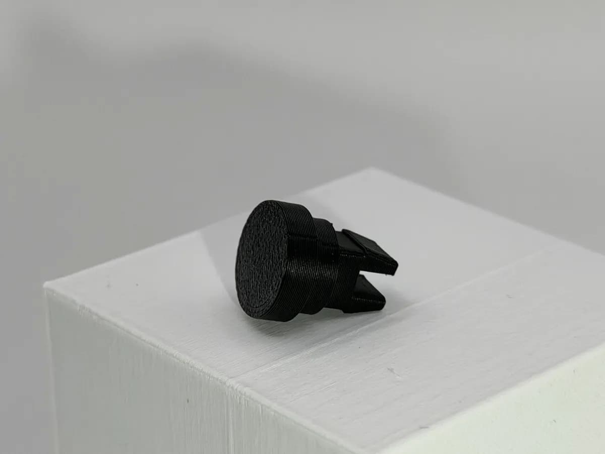 Installation du clip plage de coffre sur Renault