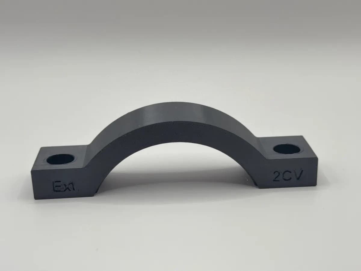 Vue détaillée de la bride de maintien pour roulement de boîte Citroën 2CV