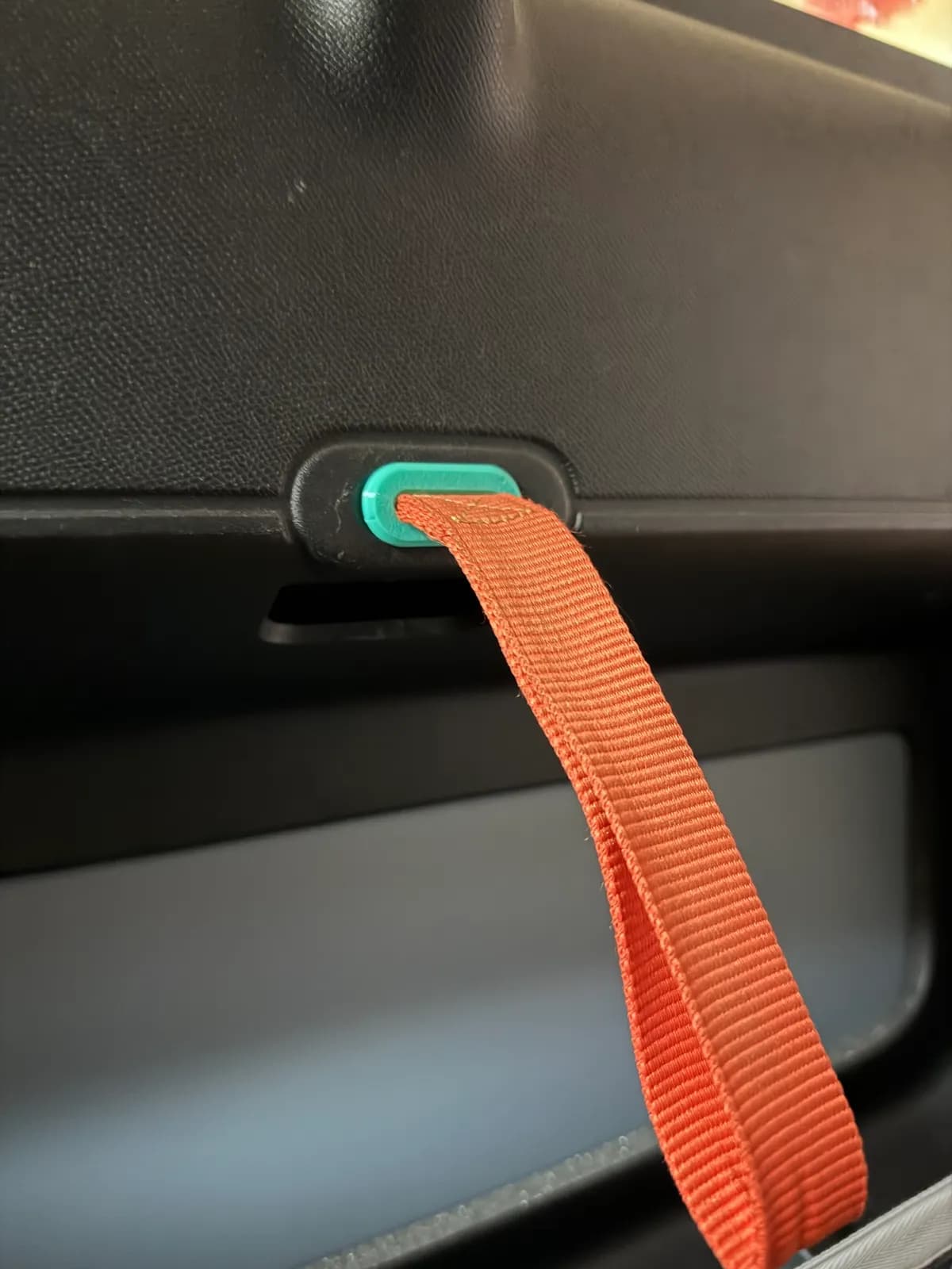 Sangle orange attachée au cache-vent Citroën Ami