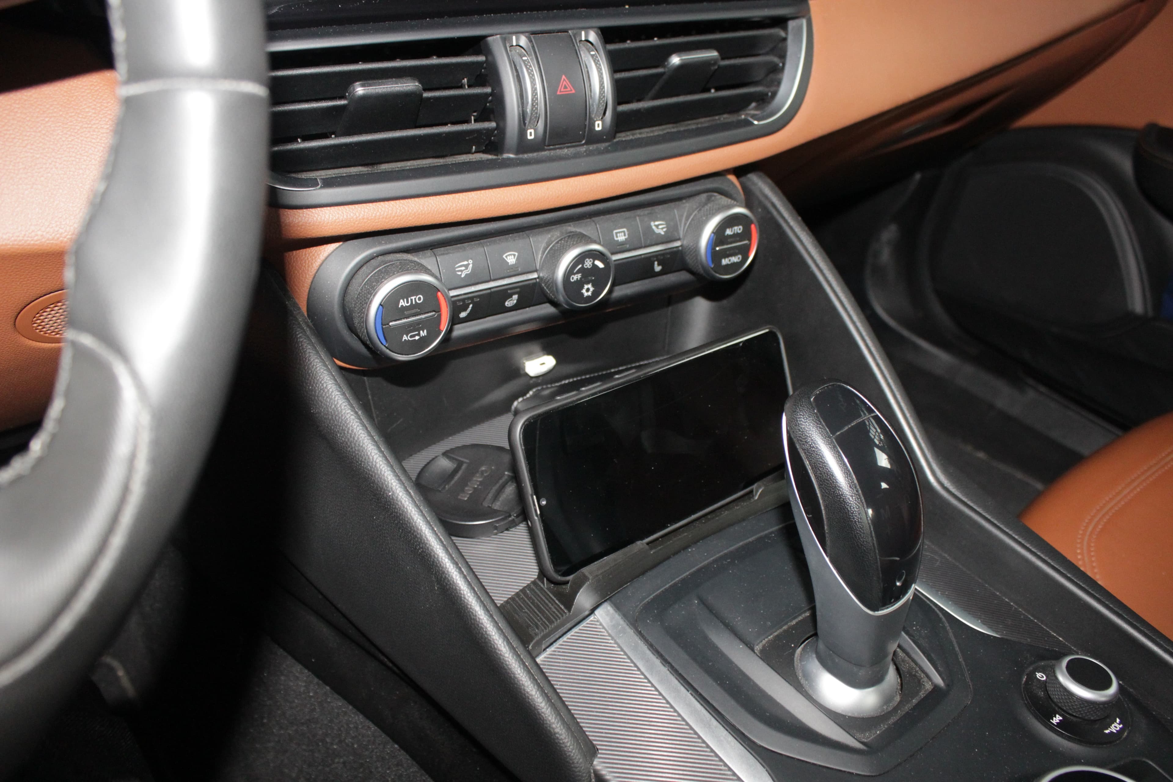 Support téléphone central Alfa Romeo Giulia – Intégration parfaite dans la console - Miniature 2