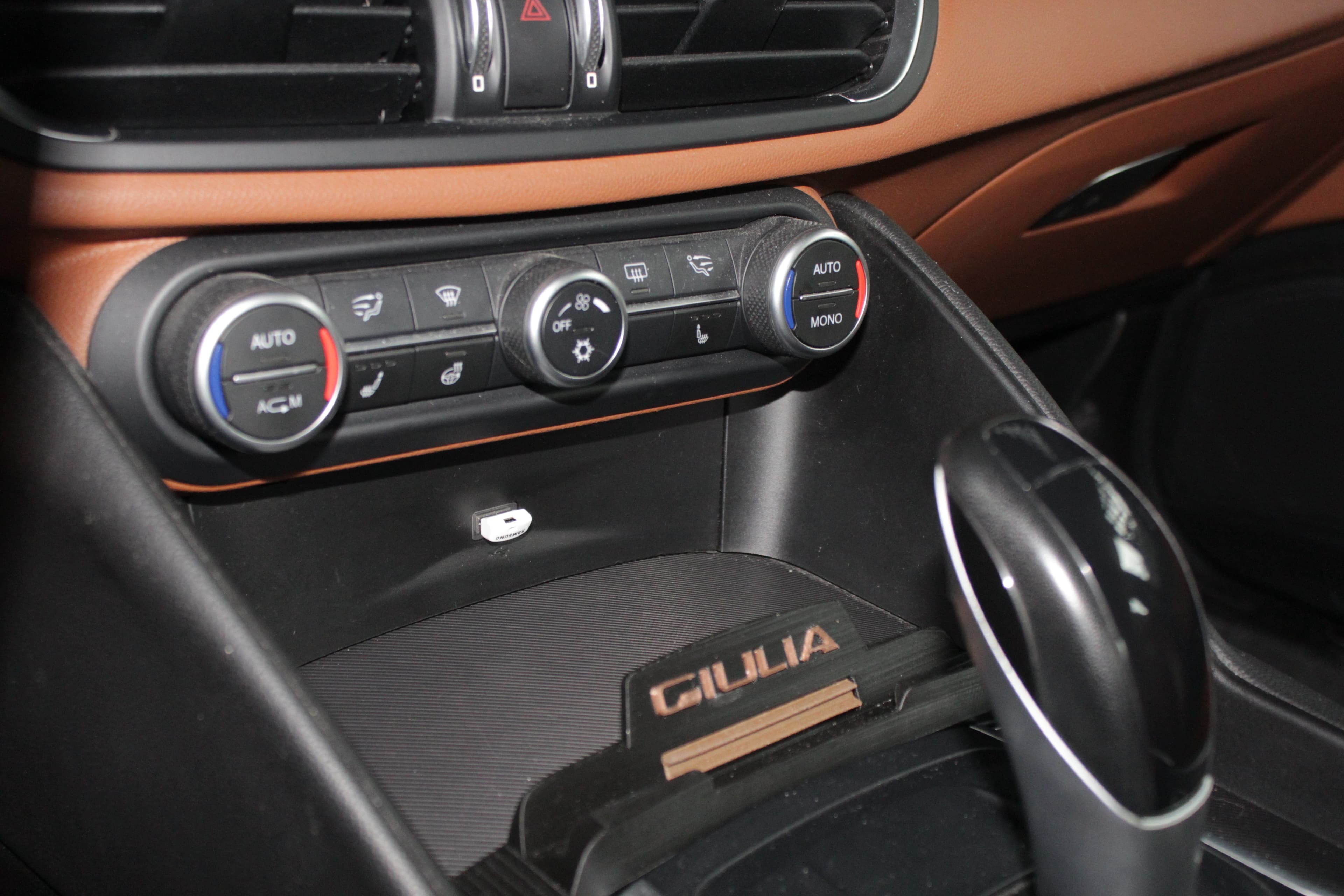 Support téléphone central Alfa Romeo Giulia – Intégration parfaite dans la console - Miniature 4