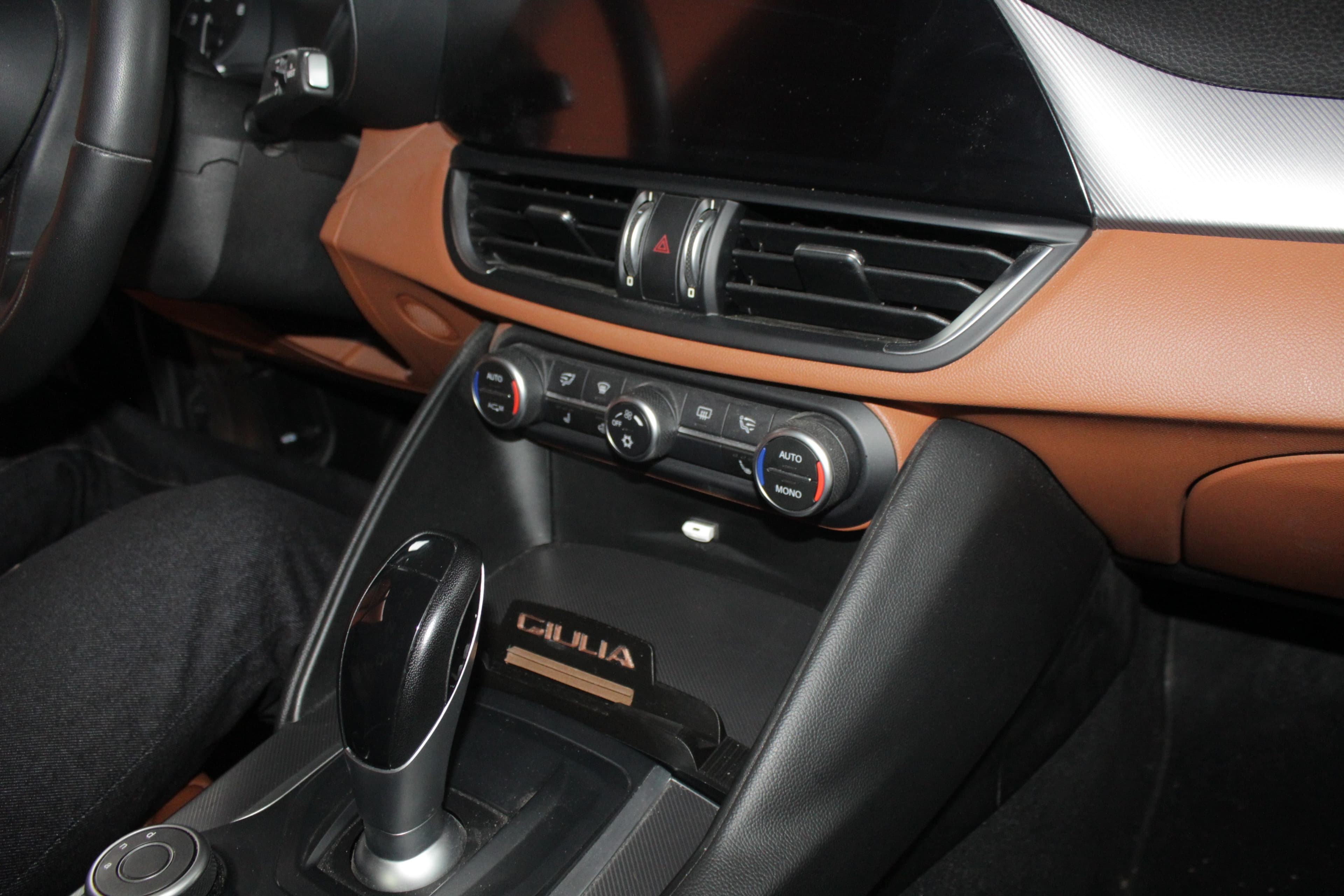 Support téléphone central Alfa Romeo Giulia – Intégration parfaite dans la console - Miniature 5