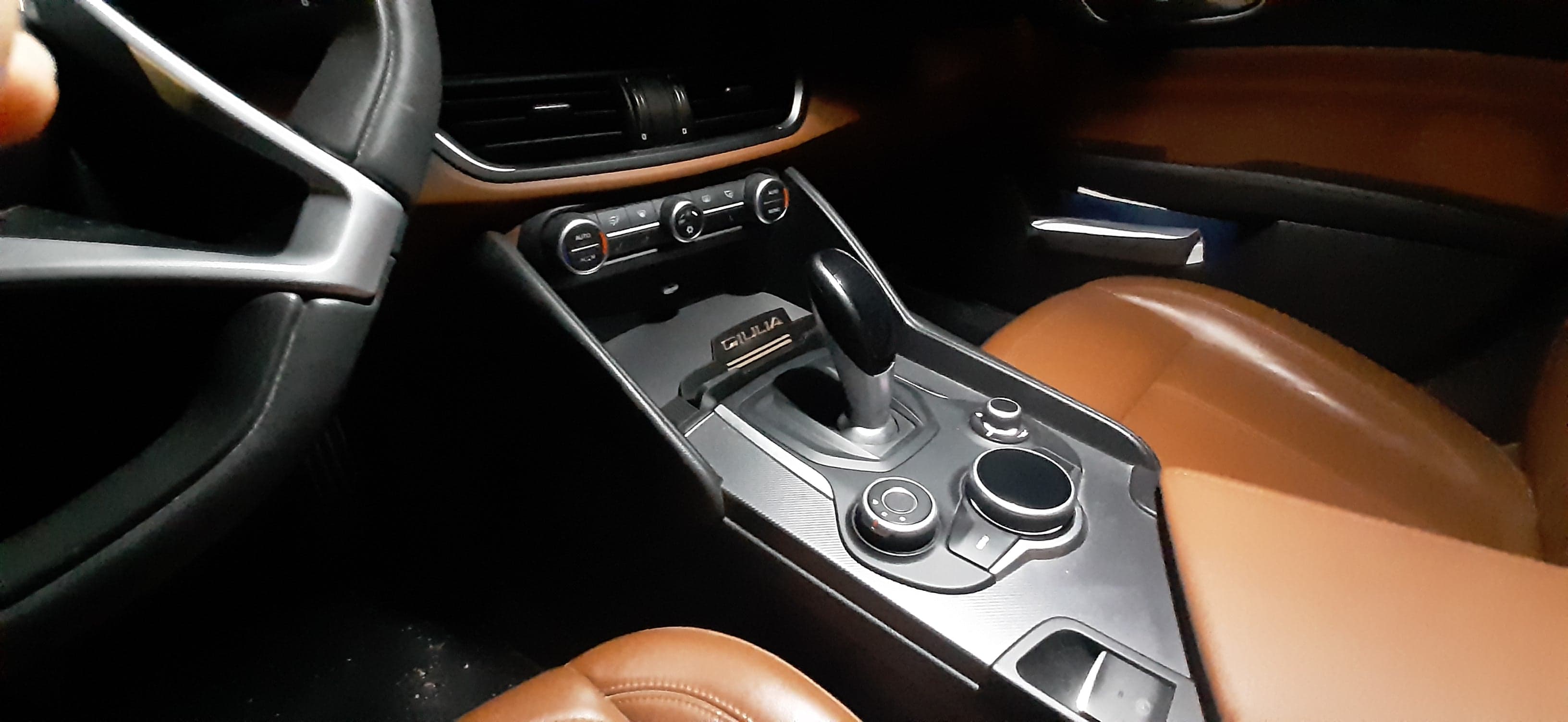 Support téléphone central Alfa Romeo Giulia – Intégration parfaite dans la console - Miniature 6