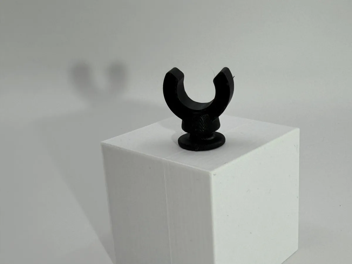 Verstärkter Clip für die Heckablage Renault Twingo 3