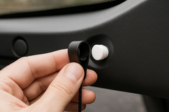 Clip de tablette coffre Renault Clio 2 – Réf. 7705099001 – Remplacement robuste
