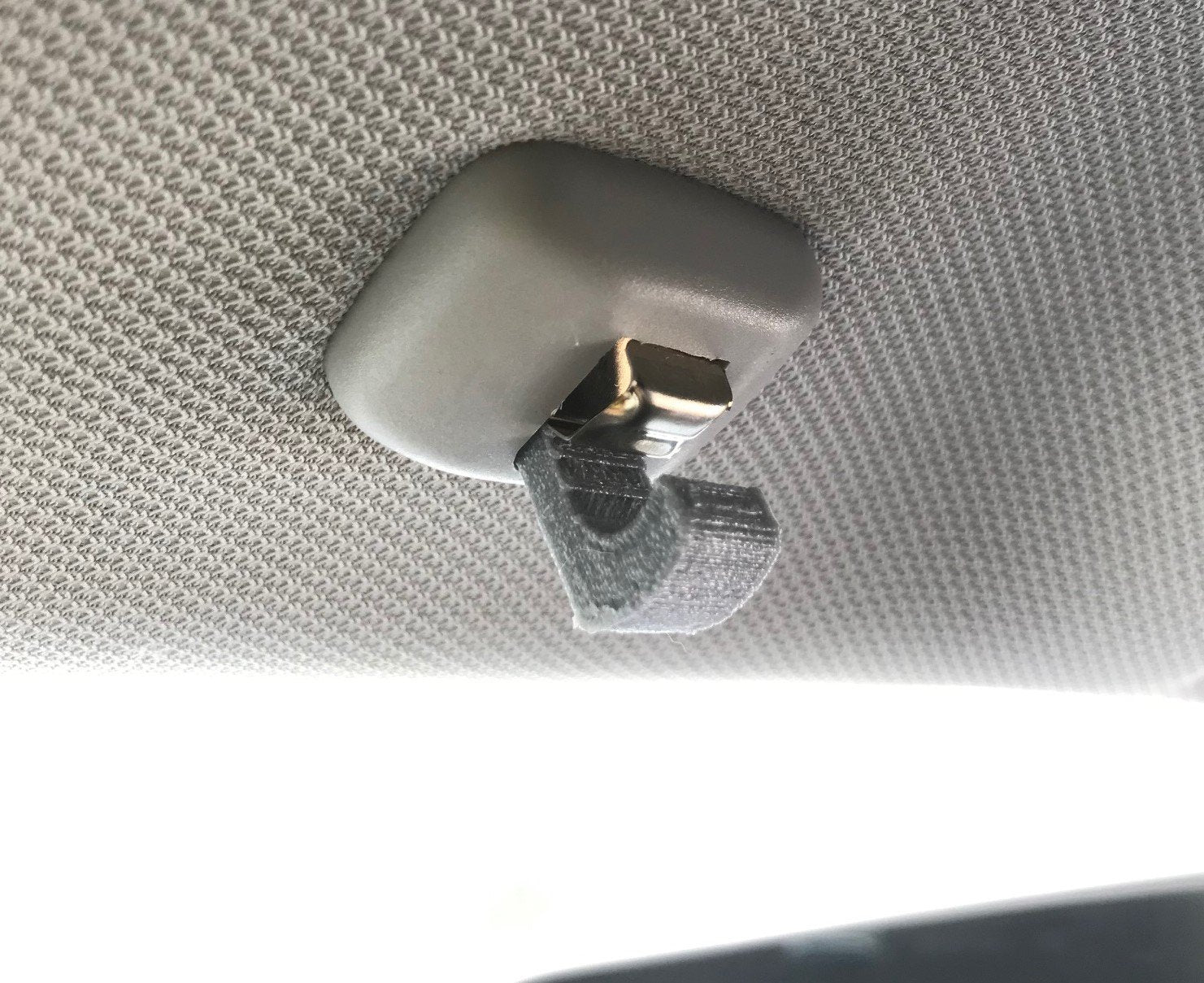 Clip de remplacement pare-soleil Audi A3  – SuClip d’origine Audi visière compatible modèles A3/A4/A5 – Réf. 8W0857562Apport fixation - 3D Store Concept