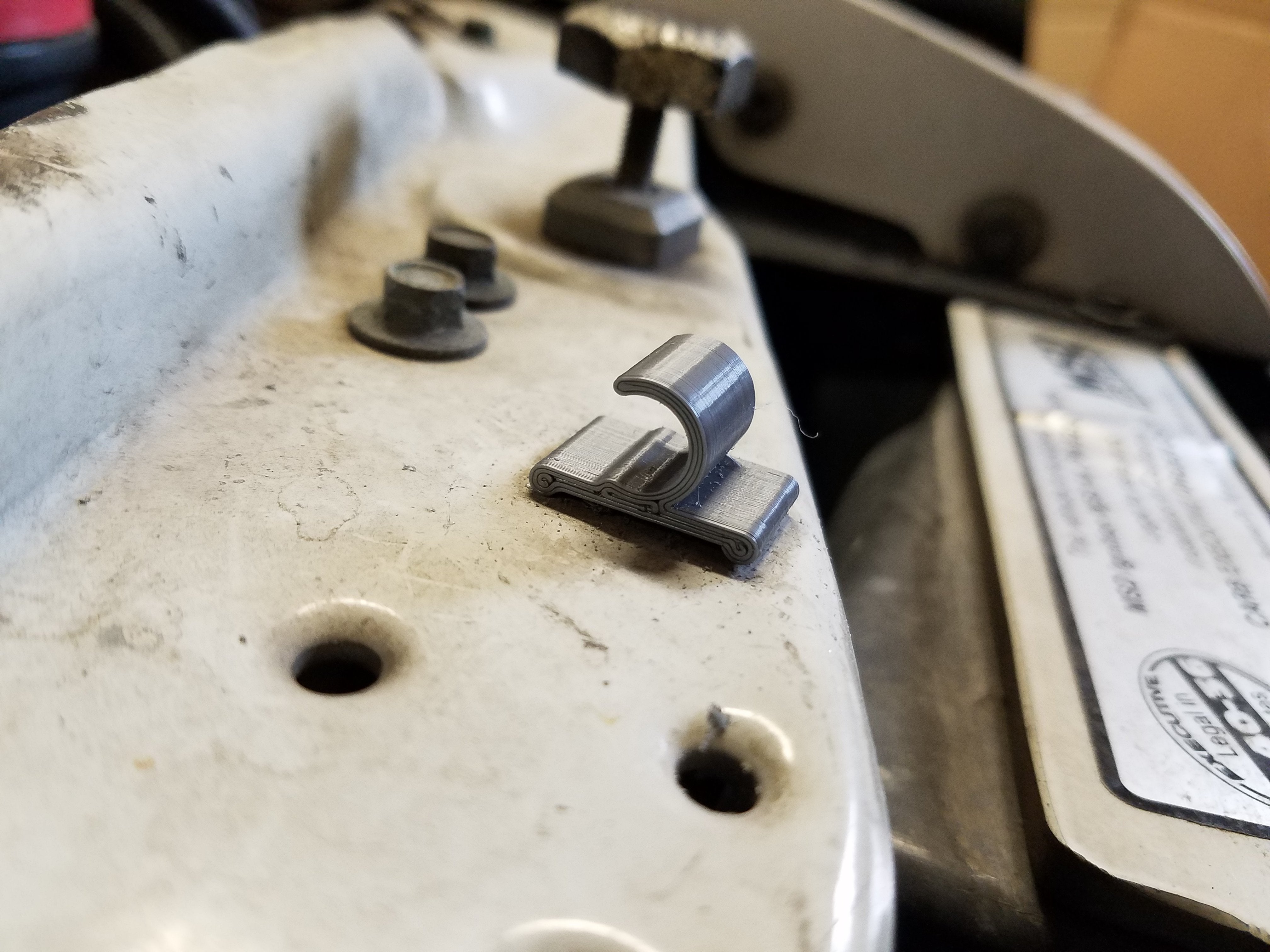 Clip de maintien adapté Ford Mustang Fox Body – Pièce OEM E7ZZ-16826-A