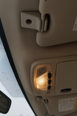 Support pare-soleil adapté à l’habitacle Ford Focus Mk1 – Pièce OEM VISORCLIP-FFMK1