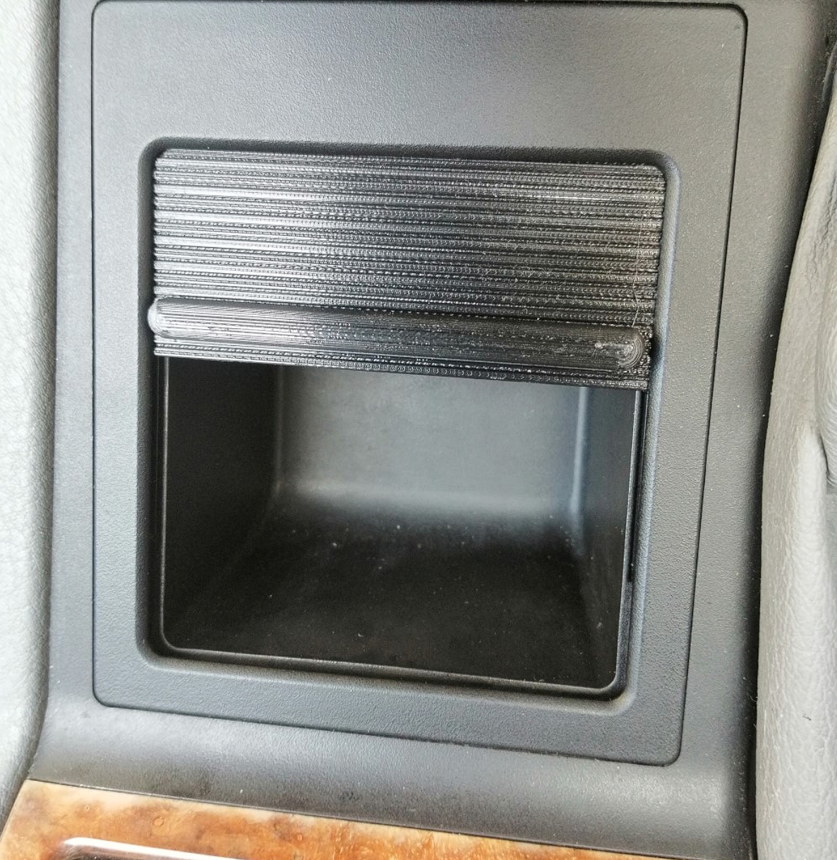 Vue latérale cache console centrale BMW E39 remplaçant OEM 51168210674